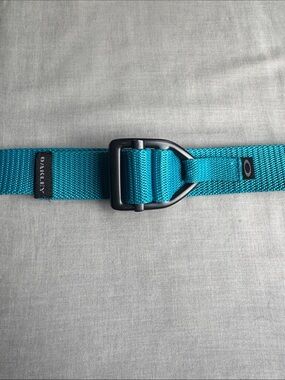 Oakley brand adjustable web belt size small